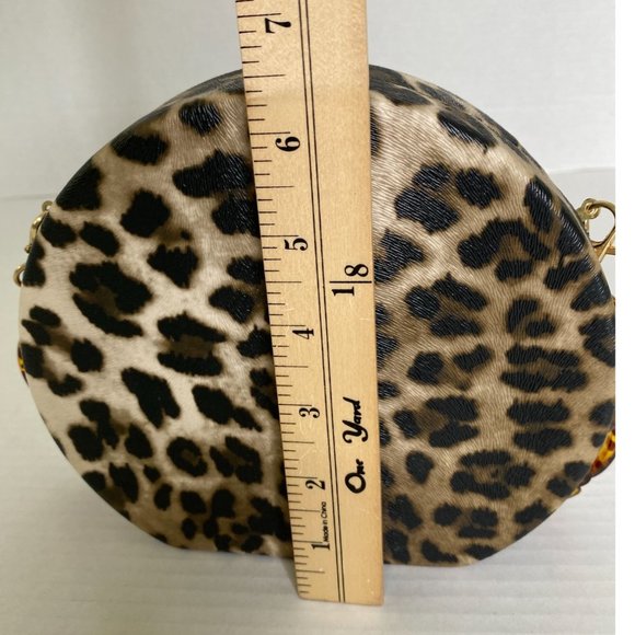 Womens Small Hard Shell Leopard Faux Leather purse with Tortoise Resin Link Hand - Picture 3 of 8